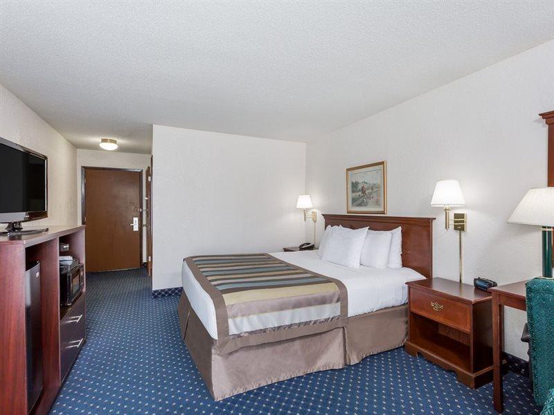 Baymont By Wyndham Greensboro/Coliseum Bagian luar foto