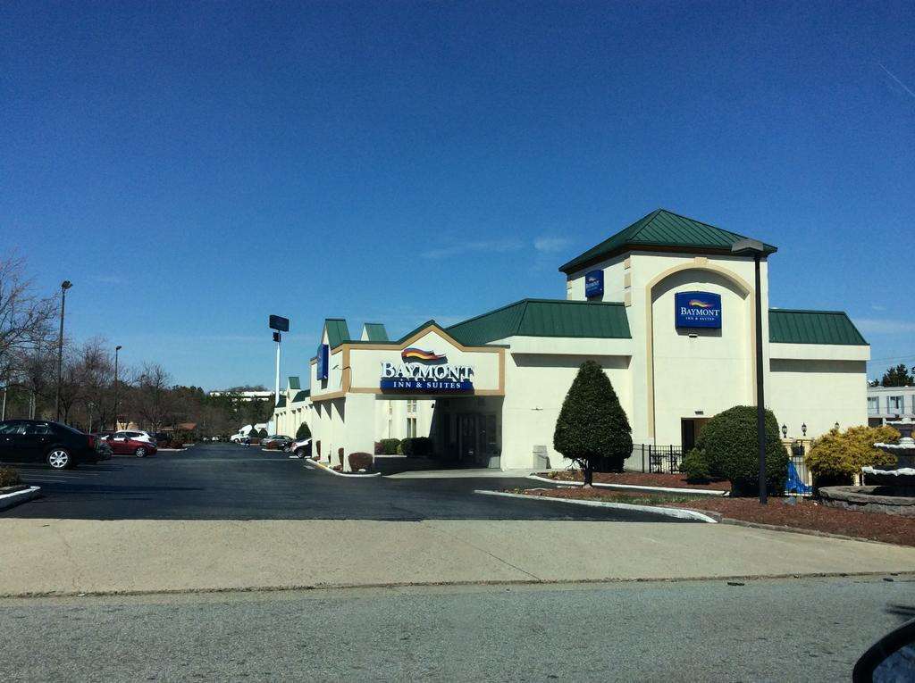 Baymont By Wyndham Greensboro/Coliseum Bagian luar foto