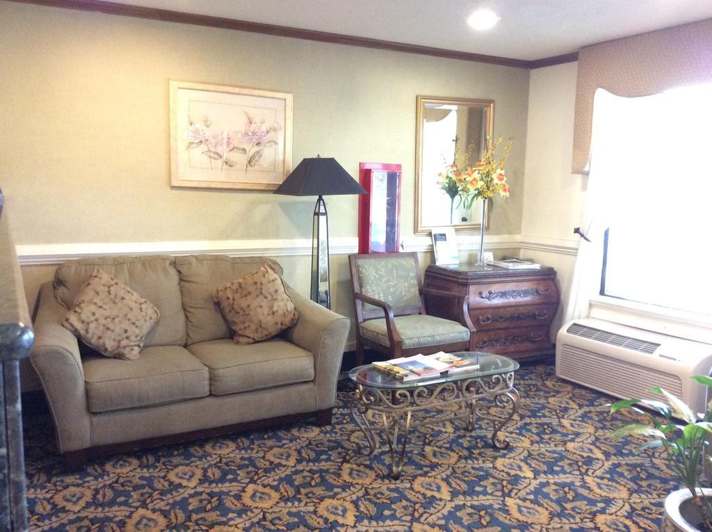 Baymont By Wyndham Greensboro/Coliseum Bagian luar foto