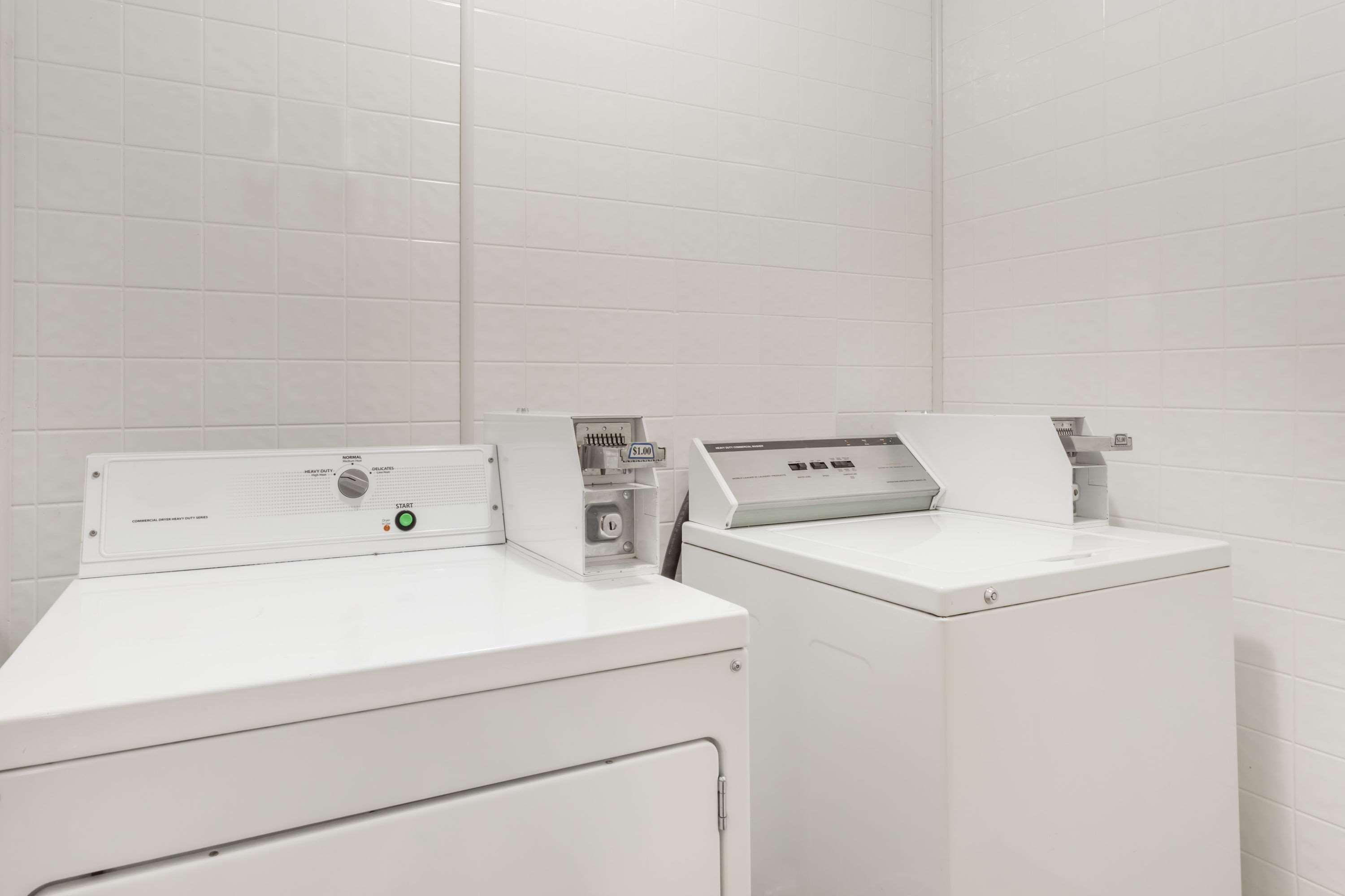 Baymont By Wyndham Greensboro/Coliseum Bagian luar foto