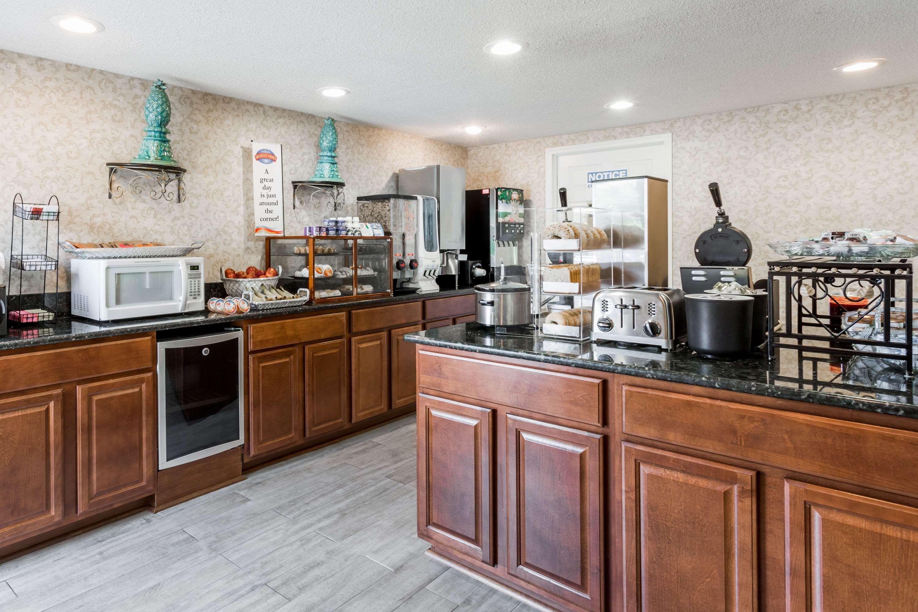 Baymont By Wyndham Greensboro/Coliseum Bagian luar foto