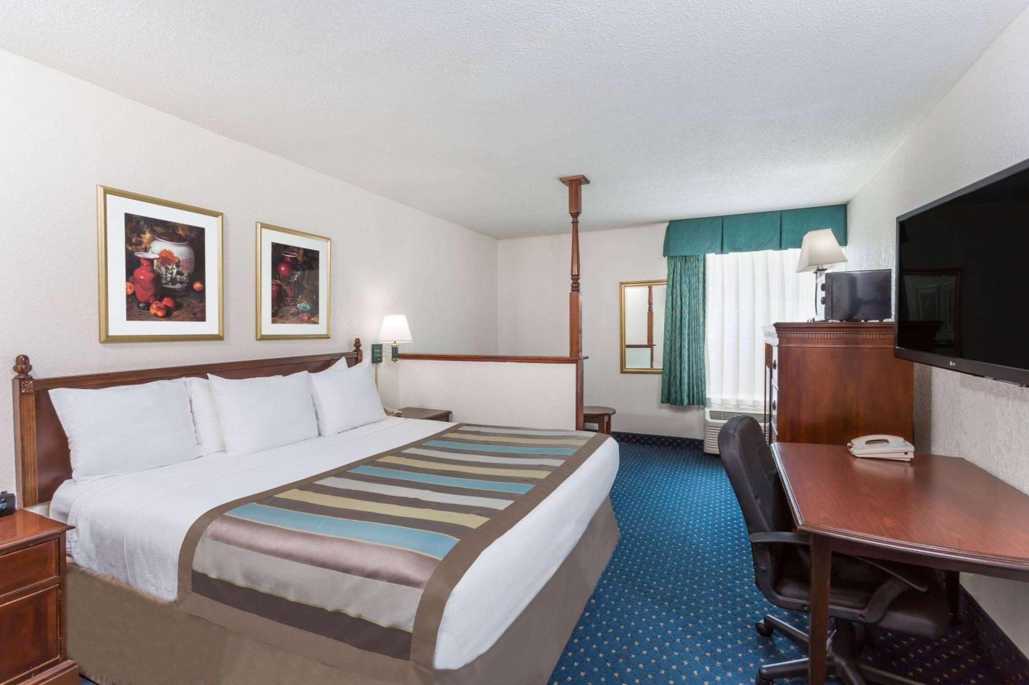 Baymont By Wyndham Greensboro/Coliseum Bagian luar foto