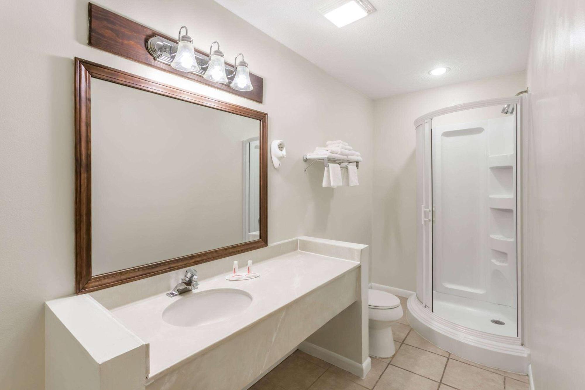 Baymont By Wyndham Greensboro/Coliseum Bagian luar foto
