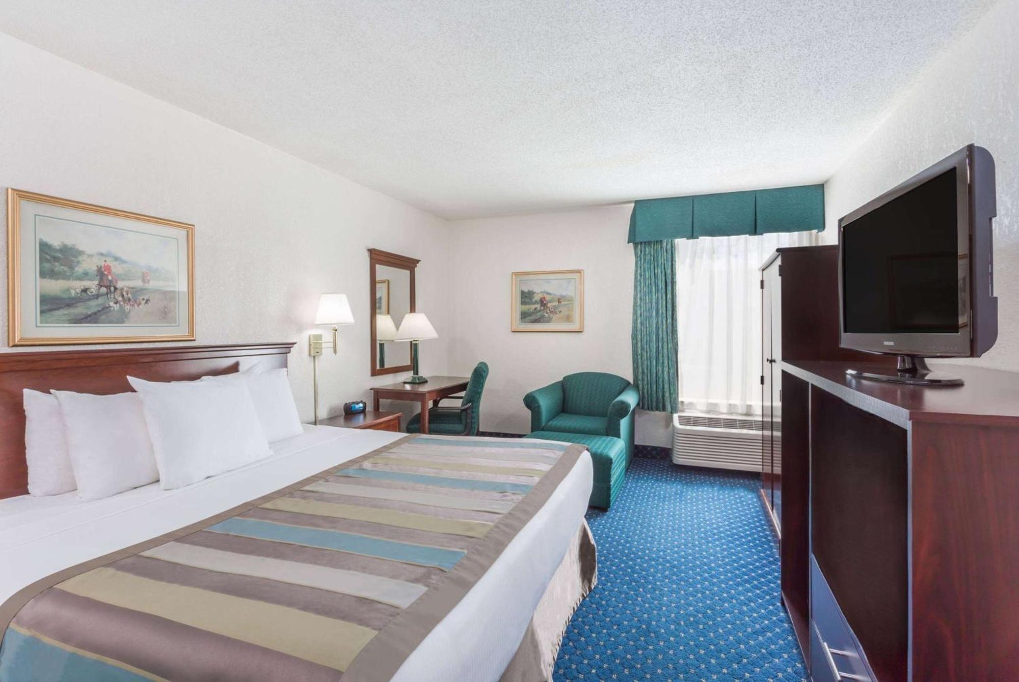 Baymont By Wyndham Greensboro/Coliseum Bagian luar foto