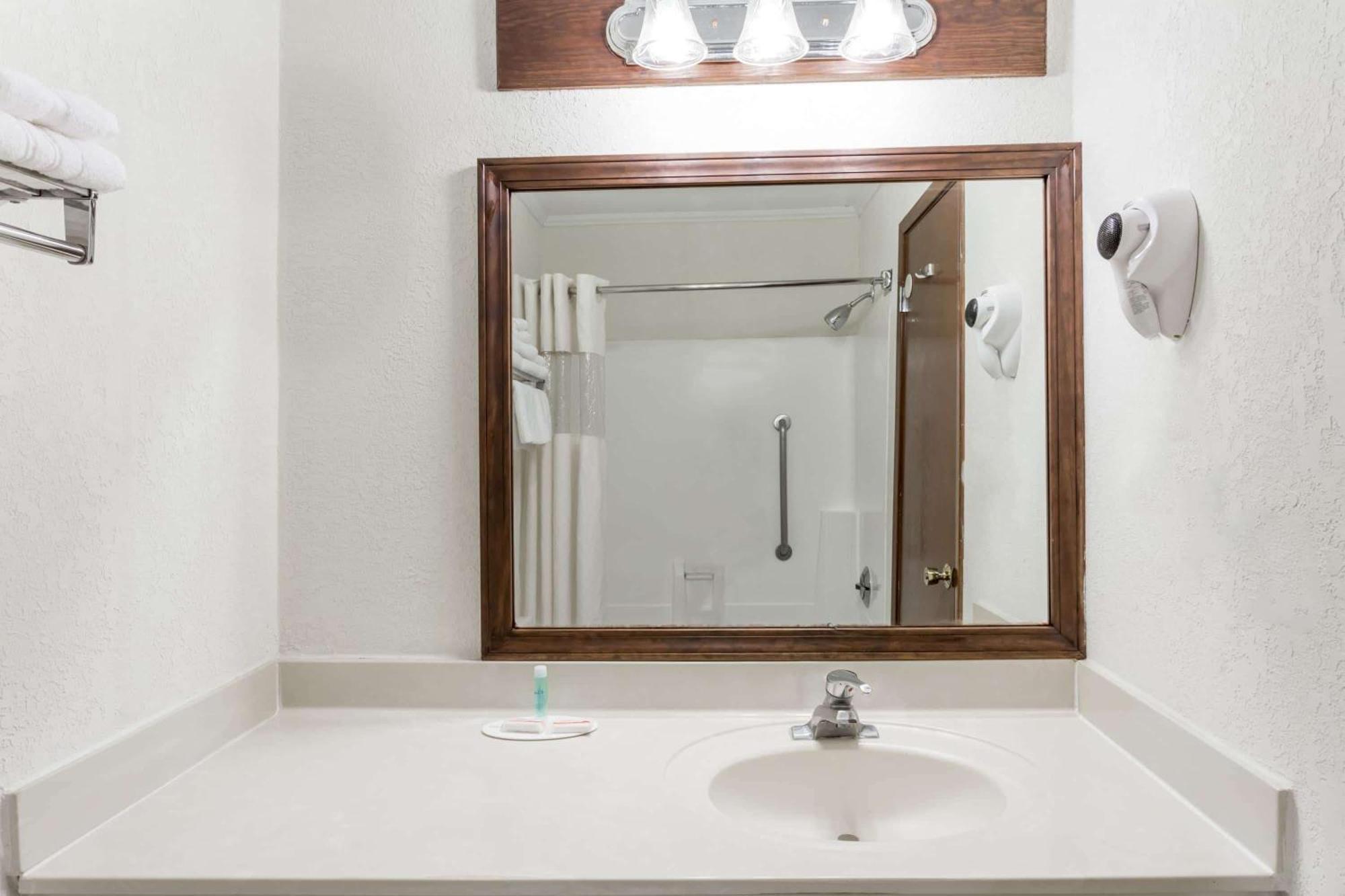 Baymont By Wyndham Greensboro/Coliseum Bagian luar foto