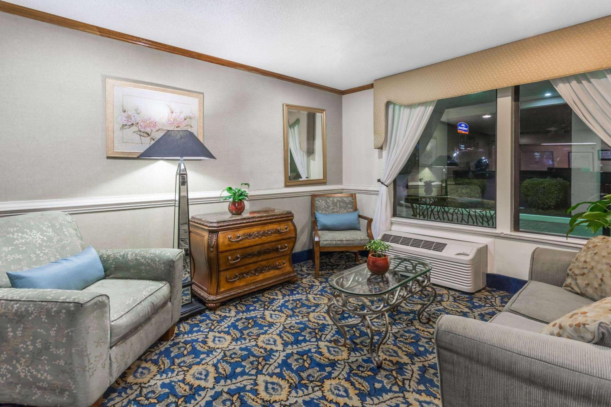 Baymont By Wyndham Greensboro/Coliseum Bagian luar foto