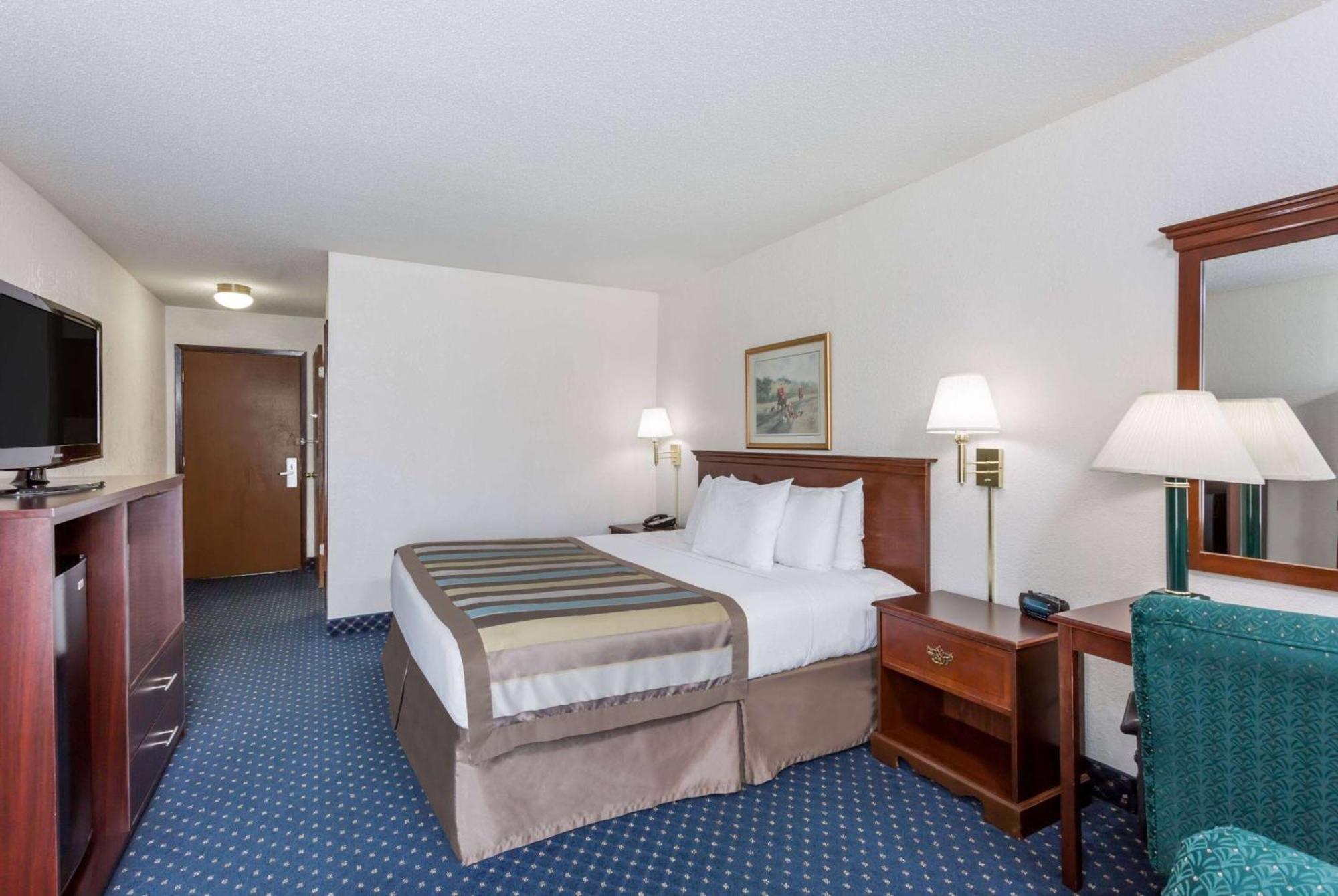 Baymont By Wyndham Greensboro/Coliseum Bagian luar foto