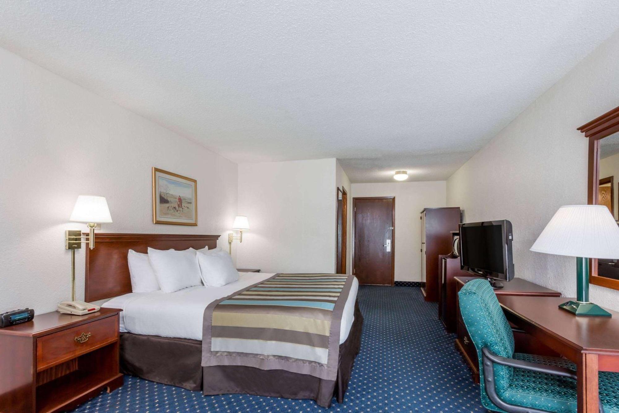 Baymont By Wyndham Greensboro/Coliseum Bagian luar foto
