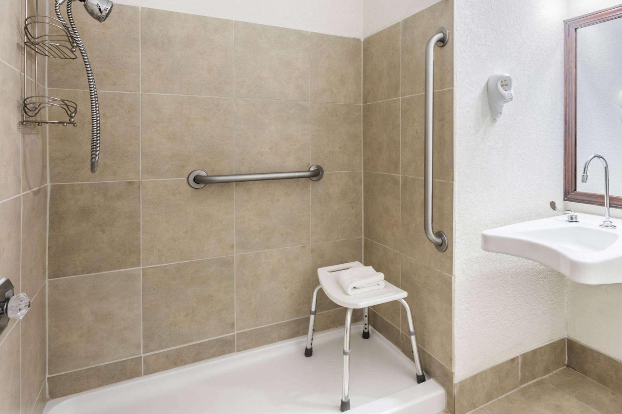 Baymont By Wyndham Greensboro/Coliseum Bagian luar foto
