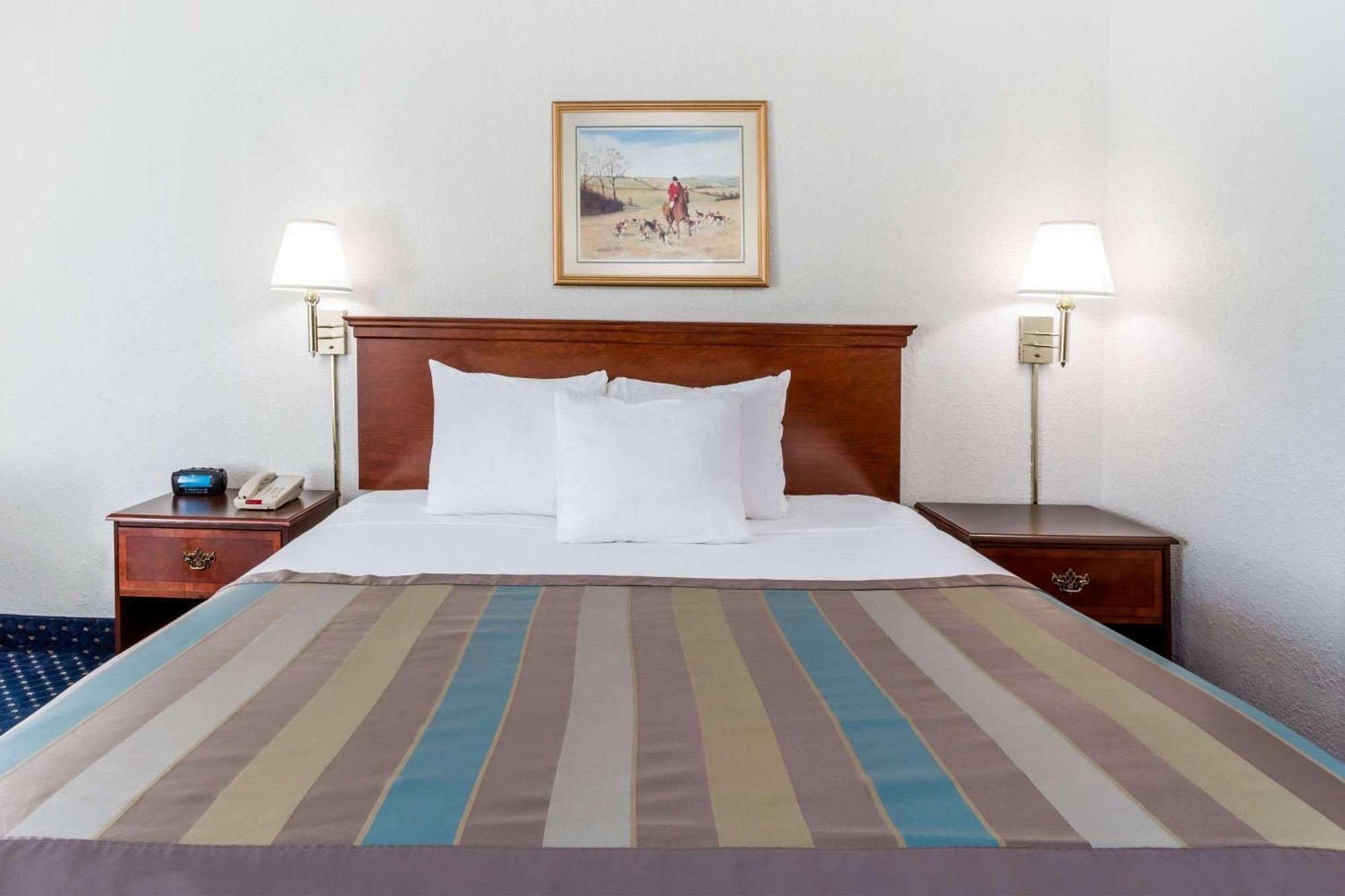 Baymont By Wyndham Greensboro/Coliseum Bagian luar foto