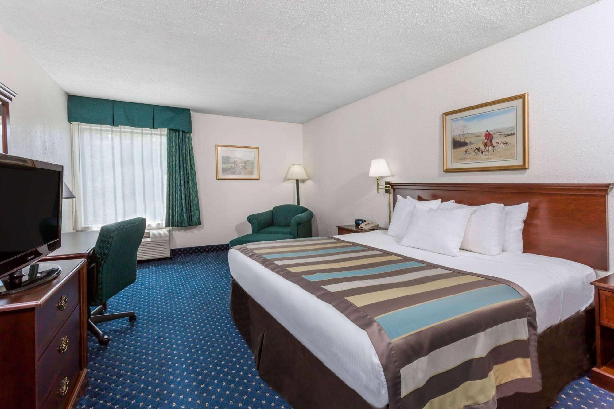 Baymont By Wyndham Greensboro/Coliseum Bagian luar foto
