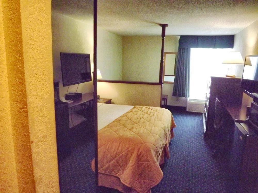 Baymont By Wyndham Greensboro/Coliseum Bagian luar foto